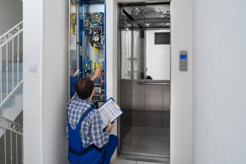 What makes a good elevator mechanic